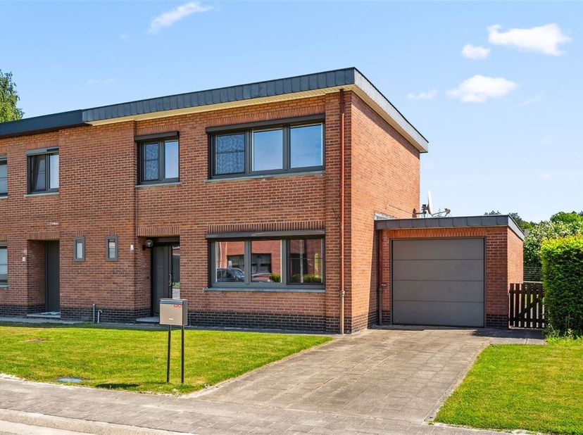 Dit perfect onderhouden huis, gelegen in een straat met nauwelijks doorgaand verkeer, beschikt over tal van troeven. De aanbouwgarage is opgedeeld in
