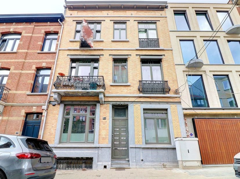 Bel appartement rénové de 56m² brute + petit grenier. L&#039;appartement se compose d&#039;&lt;br /&gt;
- un hall d&#039;entrée de 3.57m²,&lt;br /&gt;
- un salon - salle à mange
