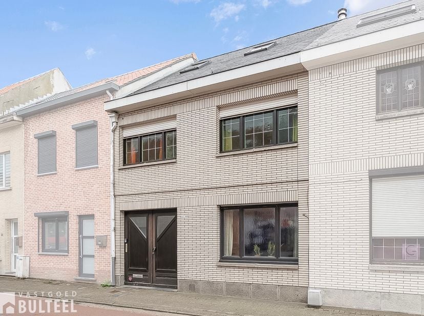 Deze uitzonderlijk ruime en op te frissen woning  verrast u ongetwijfeld van bij het binnenkomen. We starten met een inpandige garage die naadloos aan
