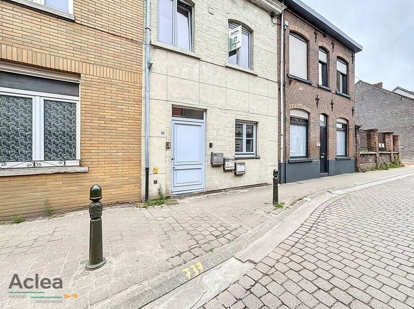 Gelegen op een toplocatie in de Zuidmoerstraat 55 bus 2, biedt deze instapklare duplex alle comfort voor wie rustig wil wonen met alles binnen handber