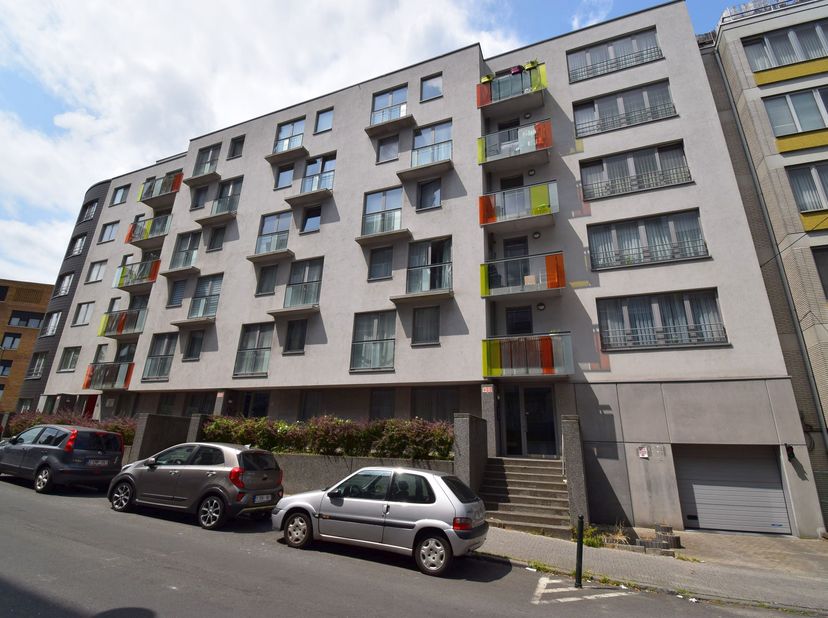 Dit gelijkvloers appartement met tuin is gelegen in een recent gebouw van 2011. Het appartement bestaat uit een inkomhal, ruime living, keuken, 2 wc’s
