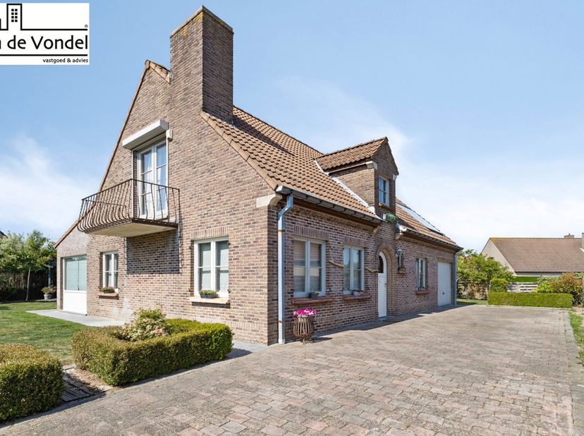 In een rustige woonwijk in Nieuwpoort Bad, vlak bij winkels en alle voorzieningen, vinden we deze verrassend ruime, energiezuinige én 100% instapklare