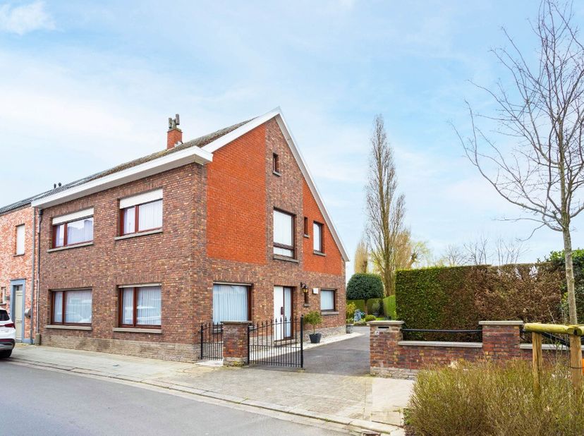 Kuurne: Ruime halfopen woning met garage in KuurneIndeling: Bij binnenkomst in de inkomhal met apart toilet word je verwelkomd in een ruime en lichtri