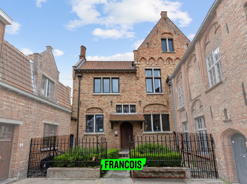 Dans l&#039;un des coins les plus tranquilles de Bruges, niché sur une charmante petite place, se trouve cette propriété exceptionnelle au riche passé. Cet