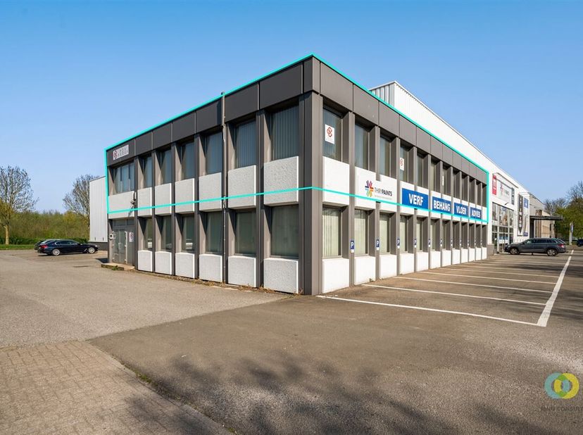 Deze kantoorverdieping is helemaal klaar om in gebruik te nemen en biedt een aangename en professionele werkomgeving met verschillende afzonderlijke b