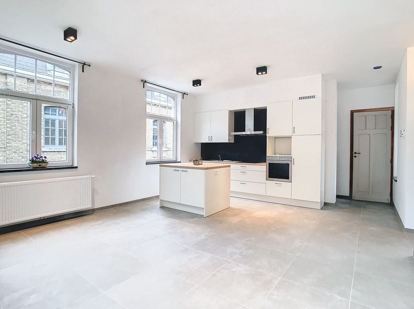 Appartement de 2 chambres récemment rénové à louer dans le centre d&#039;Ypres. &lt;br /&gt;
MISE EN PAGE:&lt;br /&gt;
Rez-de-chaussée:&lt;br /&gt;
- Hall d&#039;entrée &lt;br /&gt;
-