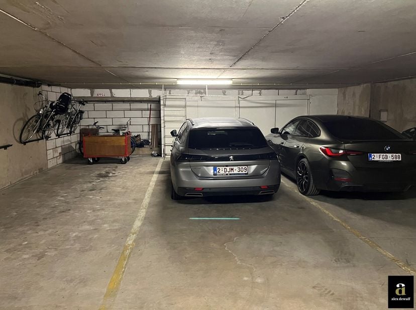 Deze parkeerplaats bevindt zich op -1 in een appartementsgebouw gelegen op de hoek van de Zonnelaan met de Jozef Nellenslaan, vlakbij het Casino. Ze i