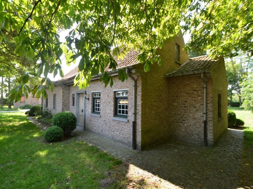 Karaktervolle woning, rustig gelegen.&lt;br /&gt;
&lt;br /&gt;
Zonnige tuin waar het zalig vertoeven is.&lt;br /&gt;
&lt;br /&gt;
Vrij vanaf heden/bespreekbaar.&lt;br /&gt;
&lt;br /&gt;