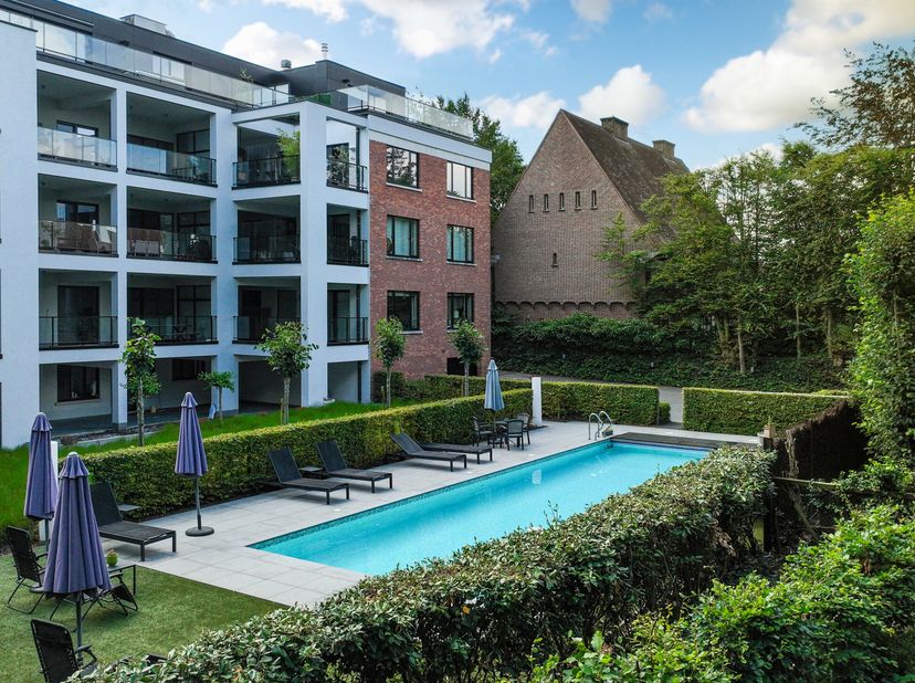 Stap binnen in de ultieme definitie van moderne luxe, waar deze adembenemende penthouse een unieke levensstijl belooft. Gelegen op een exclusieve loca