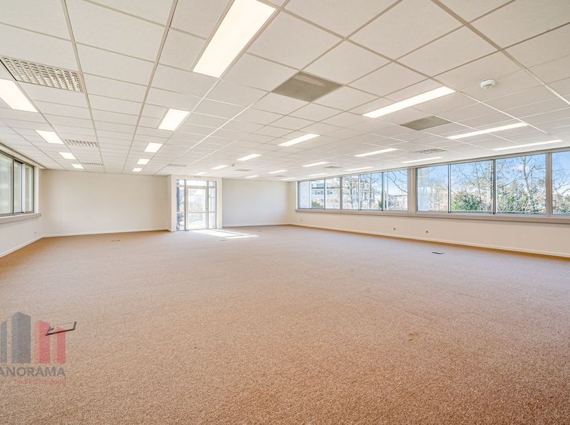 Bureaux prêts à l&#039;emploi de 454 m² à louer, exceptionnellement faciles d&#039;accès, idéalement situés grâce à la connexion directe avec l&#039;autoroute R4 à s