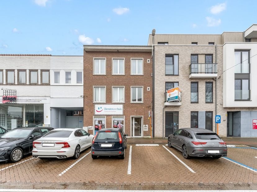 Op een schitterende locatie te Putte bevindt zich dit handelsgelijkvloers. Het pand beschikt over een uitzonderlijke visibiliteit en is daarnaast uits