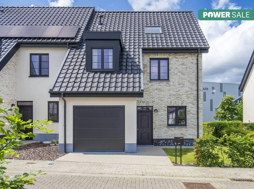 Dit instapklaar huis ligt in hartje Lauwe op wandelafstand van de Leie, verschillende horecazaken, supermarkten, crèches, scholen,  én is vlot bereikb