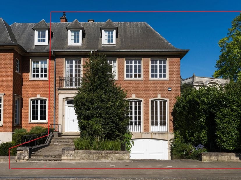 BRUXELLES-Ville, limite Ixelles, à proximité de lHippodrome de Boitsfort et du Bois de la Cambre, magnifique VILLA 3 façades (5ch/3sdb) de ±400m² sur