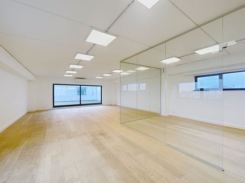 In de industriezone Hogenakkerhoek in Kruibeke bevindt zich deze ruime kantoorruimte van 163 m², gelegen op de tweede verdieping van een modern kantor