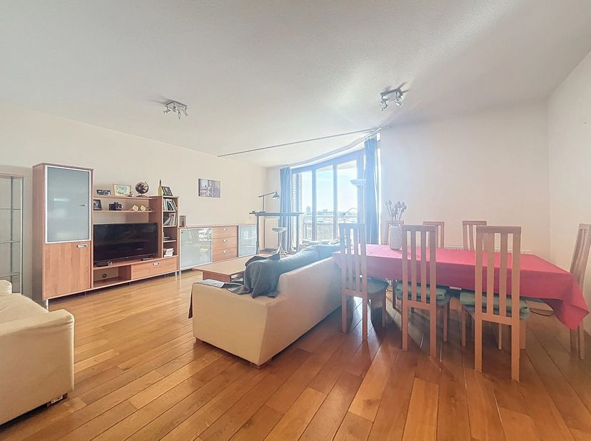 Idéalement situé dans le quartier Montgomery, à proximité des institutions européennes, cet appartement lumineux de ±100m² se trouve au 6e étage et of