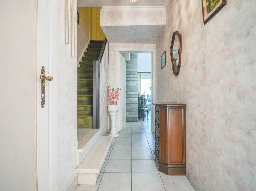 Deze kindvriendelijk gelegen, halfopen bebouwing met vier slaapkamers beschikt over een bewoonbare oppervlakte van 153 m² (volgens EPC-attest) en is g