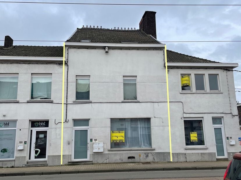 IMMEUBLE DE RAPPORT&lt;br /&gt;
Vaste hall d&#039;entrée commun&lt;br /&gt;
1) appartement rez-de-chaussée : living avec cuisine-équipée (50 m²), 2 chambres, salle de