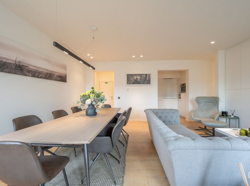 Instapklaar gerenoveerd appartement op een eerste verdieping in historisch pand op wandelafstand van het strand. Het appartement omvat een inkomhal, w