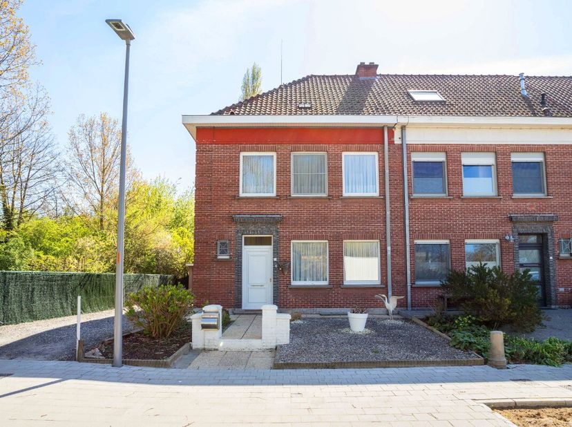 Kortrijk: Op te frissen halfopen woning met garage en 4 slaapkamers mogelijk Deze charmante halfopen bebouwing bevindt zich aan de stadsrand van Kortr