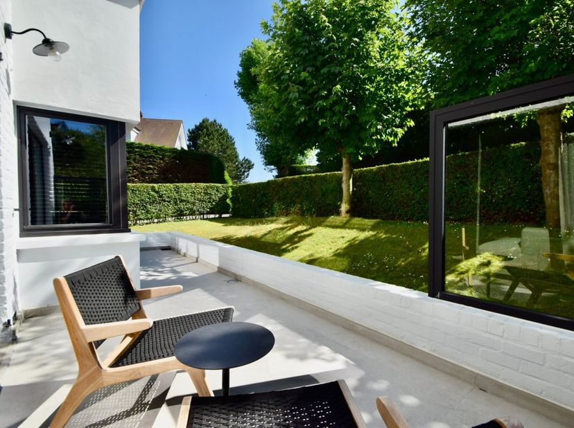 Magnifique appartement rez-de-jardin luxueusement rénové avec 3 chambres à coucher, situé dans une résidence-villa dans un sentier au coeur du Zoute. 