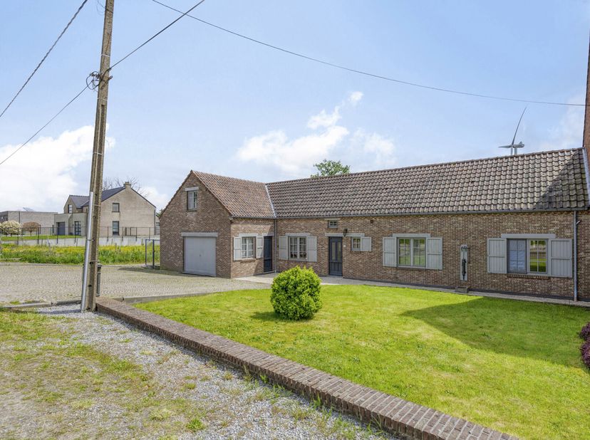 CHARMANTE LANGGEVELHOEVE MET RUIME VIERDUBBELE GARAGE, 4 SLAAPKAMERS, 2 BADKAMERS EN MOGELIJKHEID TOT ZORGWONEN OP EEN PERCEEL VAN MAAR LIEFST 25A54CA