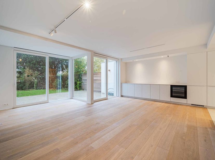 Dans un quartier recherché d&#039;Uccle, à proximité immédiate des transports et des commerces du Fort-Jaco, appartement duplex en rez-de-chaussée neuf d&#039;u