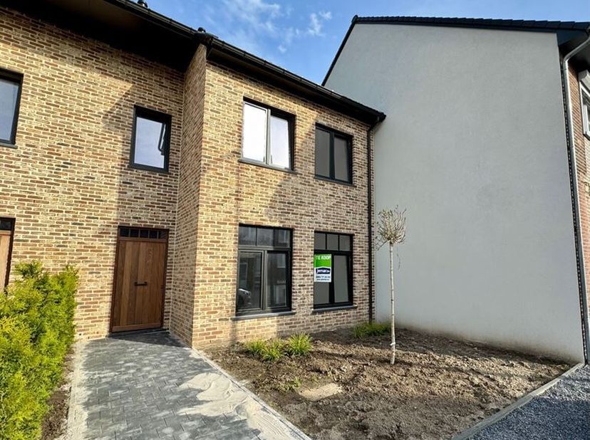 In de Heirstraat van het idyllisch dorpje Vucht bieden wij 2 prachtige nieuwbouwwoningen aan.&lt;br /&gt;
Deze twee nieuwbouwwoningen zijn perfect gepositio