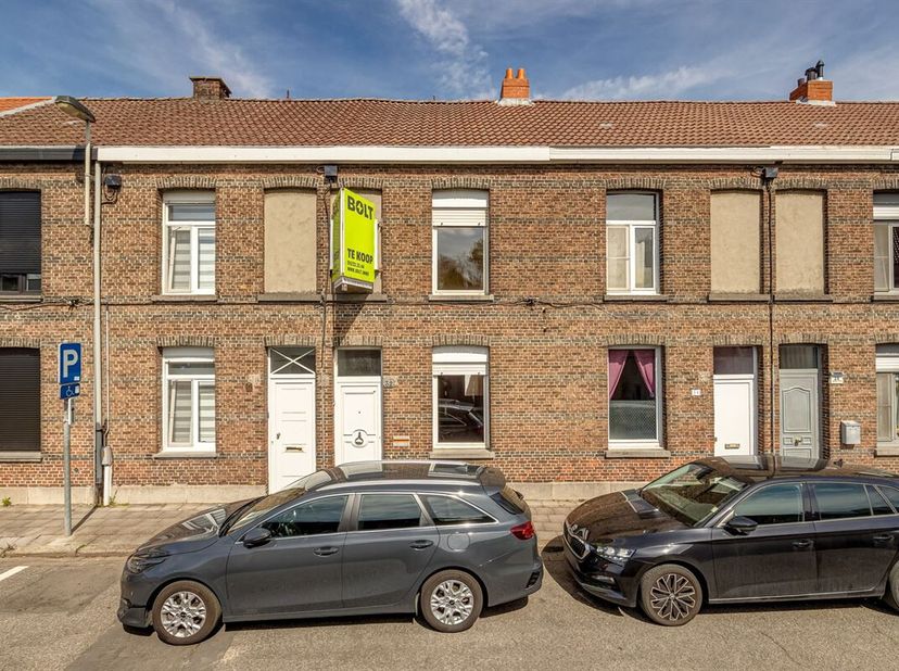Située dans une rue calme de Lier, cette propriété offre de nombreuses possibilités. Avec une superficie totale de 193m² et une surface habitable de 9