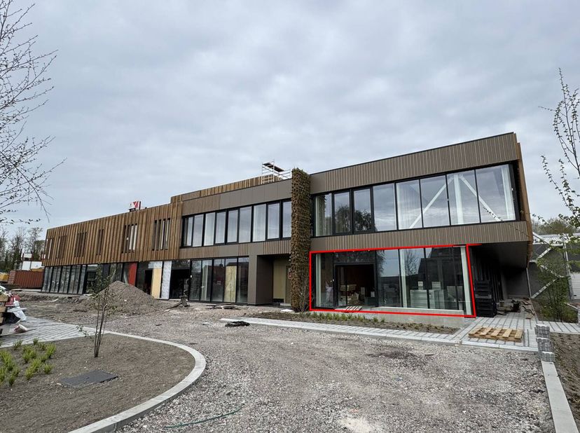 Cet espace commercial attrayant, situé à un emplacement idéal dans la Stationsstraat à Oudenburg, offre une excellente opportunité pour diverses activ