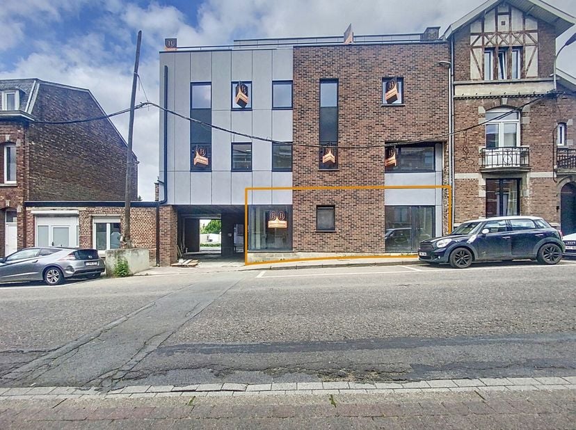 L&#039;immobilière Borremans vous présente à la vente cette surface commerciale/espace bureau situé au cur de Visé!&lt;br /&gt;
Espace de 58m² situé au rez-de-ch