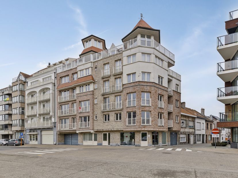 Langs de Knokkestraat te Heist vinden we dit gezellig en instapklaar appartement. Het appartement is gelegen vlakbij winkels, openbaar vervoer en het