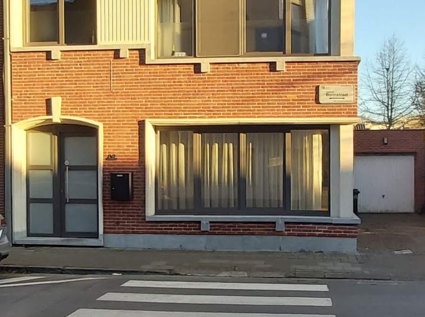 De woning is centraal gelegen met de winkelstraat om de hoek en een bus-, tram- en treinstation op 5 minuten wandelen. Achter de woning wordt momentee
