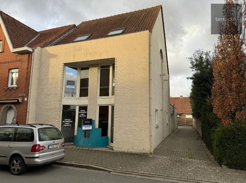 Deze ruime eigendom, nabij het centrum van Desselgem, biedt zeer veel mogelijkheden.&lt;br /&gt;
Op het gelijkvloers bevindt zich een handelsruimte met bure