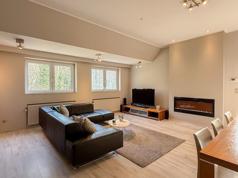 WATERLOO, quartier du Faubourg. Charmant APPARTEMENT de ±95 m² (2ch/2sdb) avec terrasse et jardin privatifs. Il se compose dun hall d&#039;entrée qui mène