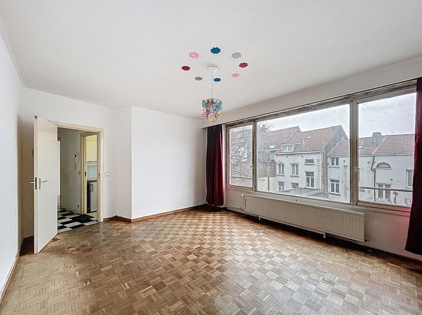 SAINT-JOSSE-TEN-NOODE - REF: 6697518 - MOOI APPARTEMENT MET ÉÉN SLAAPKAMER!&lt;br /&gt;
Gelegen op de 2e verdieping van een condominium, bieden wij te koop