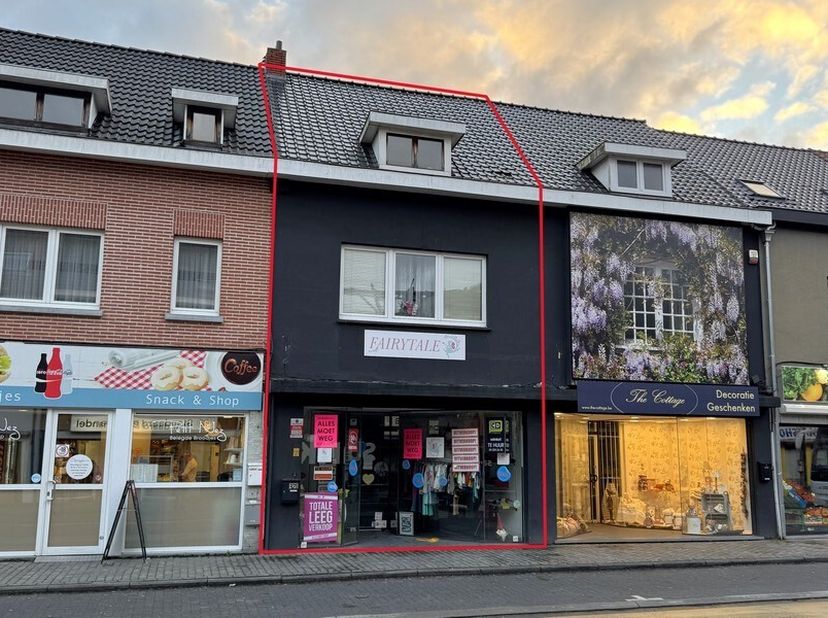 87m² winkelruimte met ingericht appartement op verdieping&lt;br /&gt;
Ligging: op invalsweg van Gent, midden in handelscentrum, vlakbij bushalte en oprit E4