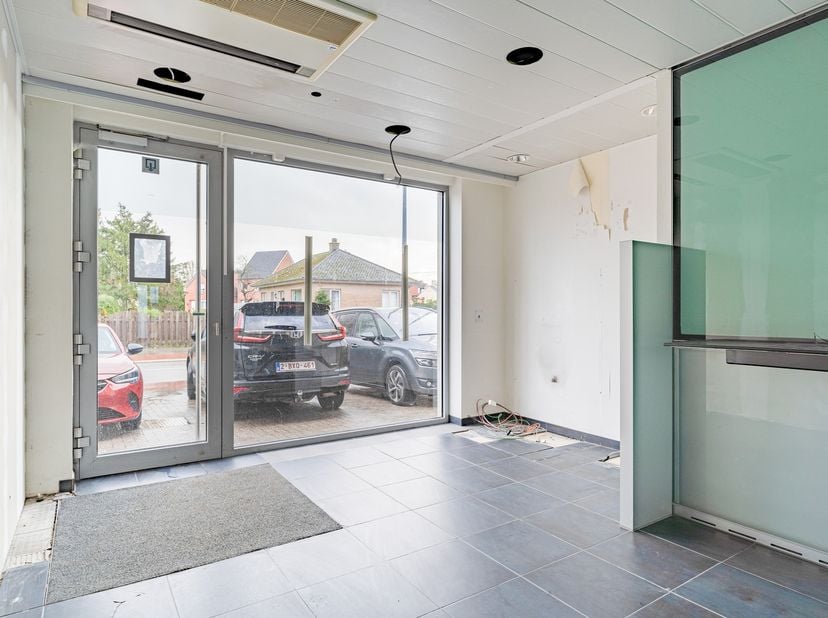 Dit ruim gelegen handelspand is zeer centraal gelegen in Nieuwerkerken.&lt;br /&gt;
&lt;br /&gt;
Het pand is zo&#039;n 250 m² en is voorzien van multifunctionele ruimt