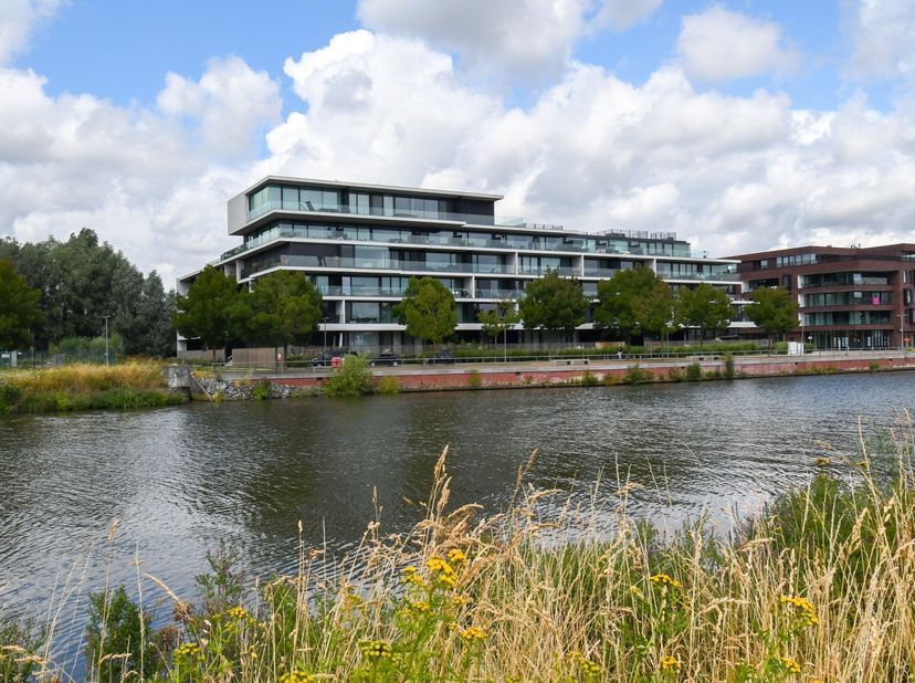 In residentie Senzafine, gelegen langs de Leie in Kortrijk, vinden we op de derde verdieping dit klassevol ingericht appartement. &lt;br /&gt;
&lt;br /&gt;
Het ap