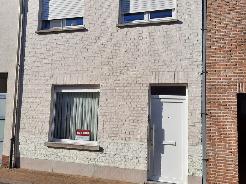 Op te frissen rijwoning met 3 slaapkamers in het centrum van Wevelgem. &lt;br /&gt;
Overal vernieuwde pvc ramen en deuren met dubbele beglazing en geïsoleer