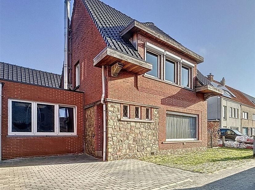 Open bebouwing met 4 slaapkamers en magazijn (144 m²) op perceel van 563m²!&lt;br /&gt;
Meer info of graag een bezoek inplannen? Tel. 0470/30.20.10&lt;br /&gt;
De