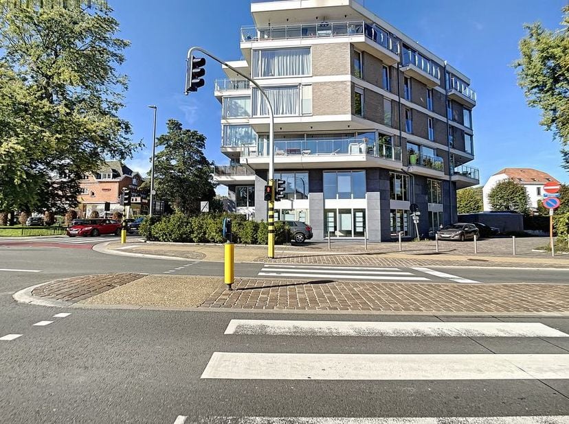 Beau duplex avec deux chambres spacieuses situé près du parc de Tervuren. L&#039;appartement est situé à la frontière de Tervuren/Wezembeek-Oppem. Surface