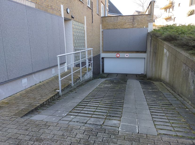 Deze overdekte standplaats, bevindt zich ondergronds residentie Solaria.  Heel gemakkelijk toegankelijk via de automatische poort, die bediend wordt m