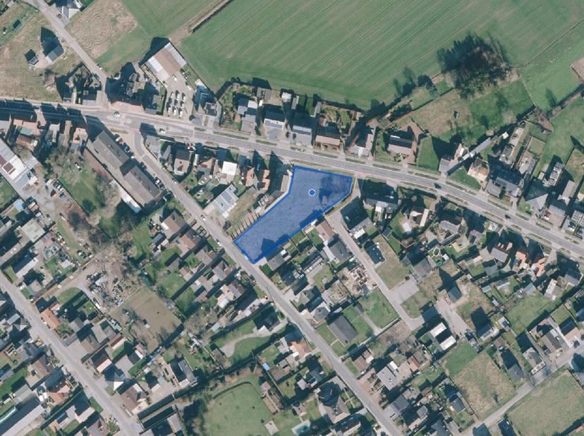 Projectgrond van 28a 89ca met gunstige ligging op 500 m afstand van het centrum van Opitter. Haar ligging aan de Maaseikerbaan zorgt voor een vlotte v