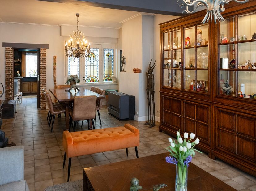In de www.leopoldstraat2.be in Zwevegem stellen we jou graag deze woning voor.  Een best wel bijzondere art-deco gevel brengt ons ook een bijzondere w