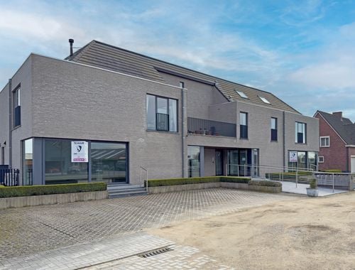                                         Bien commercial à louer à Zulte, € 735
