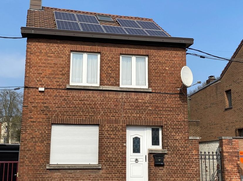 Bonne maison unifamiliale à rénover. Belle situation donnant accès aux transports en commun et grands axes routiers.&lt;br /&gt;
Hall d&#039;entrée - living avec