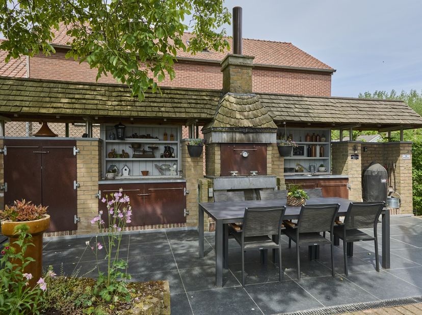 Deze charmante woning is gelegen in een rustige straat in Bree met zicht over weilanden aan zowel de voor- als achterzijde van het huis. De woning is