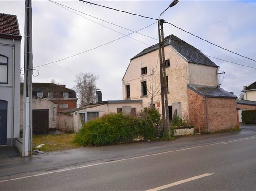 Maison à restaurer (incendiée) avec dépendances, garage et jardinet, située dans une rue commerçante  et industrielle, proche du centre de Mariembourg