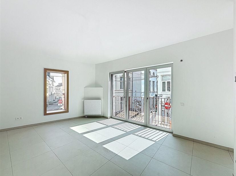 BEZOEK? Bel 09.225.00.78.&lt;br /&gt;
 Ontdek dit modern en energiezuinig appartement in een stijlvolle, kleinschalige residentie met slechts 5 wooneenheden