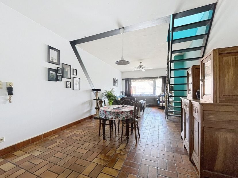 Charmant appartement situé à Leuze-En-Hainaut au 2ème étage d&#039;une petite copropriété sans ascenseur. Ce bien vous offre un hall d&#039;entrée, un lumineux